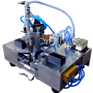 Umístěte vnitřní vodič na plastový držák drátěných drápů