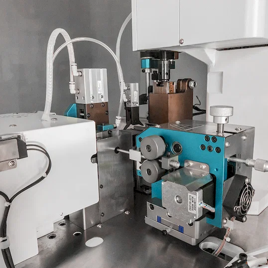 Automatické odizolování, krimpování a skávání kabelů Thumb